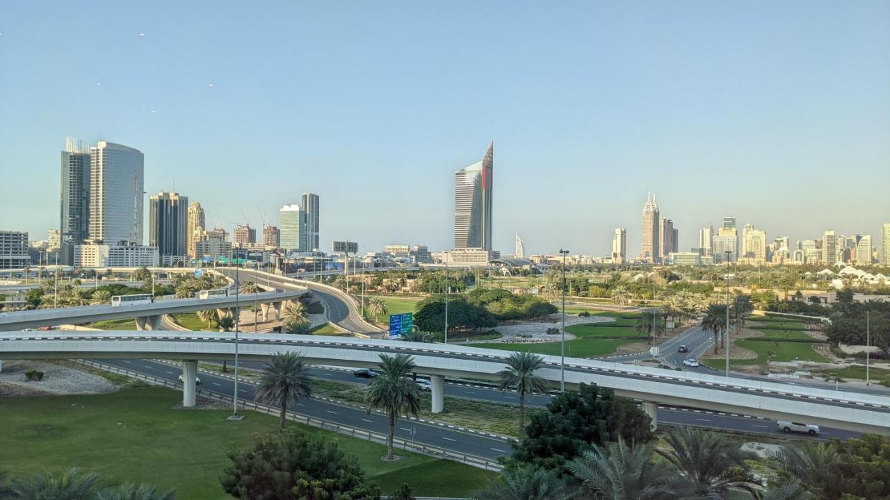 Taj Jumeirah Lakes Towers Hotel Dubai Exterior photo