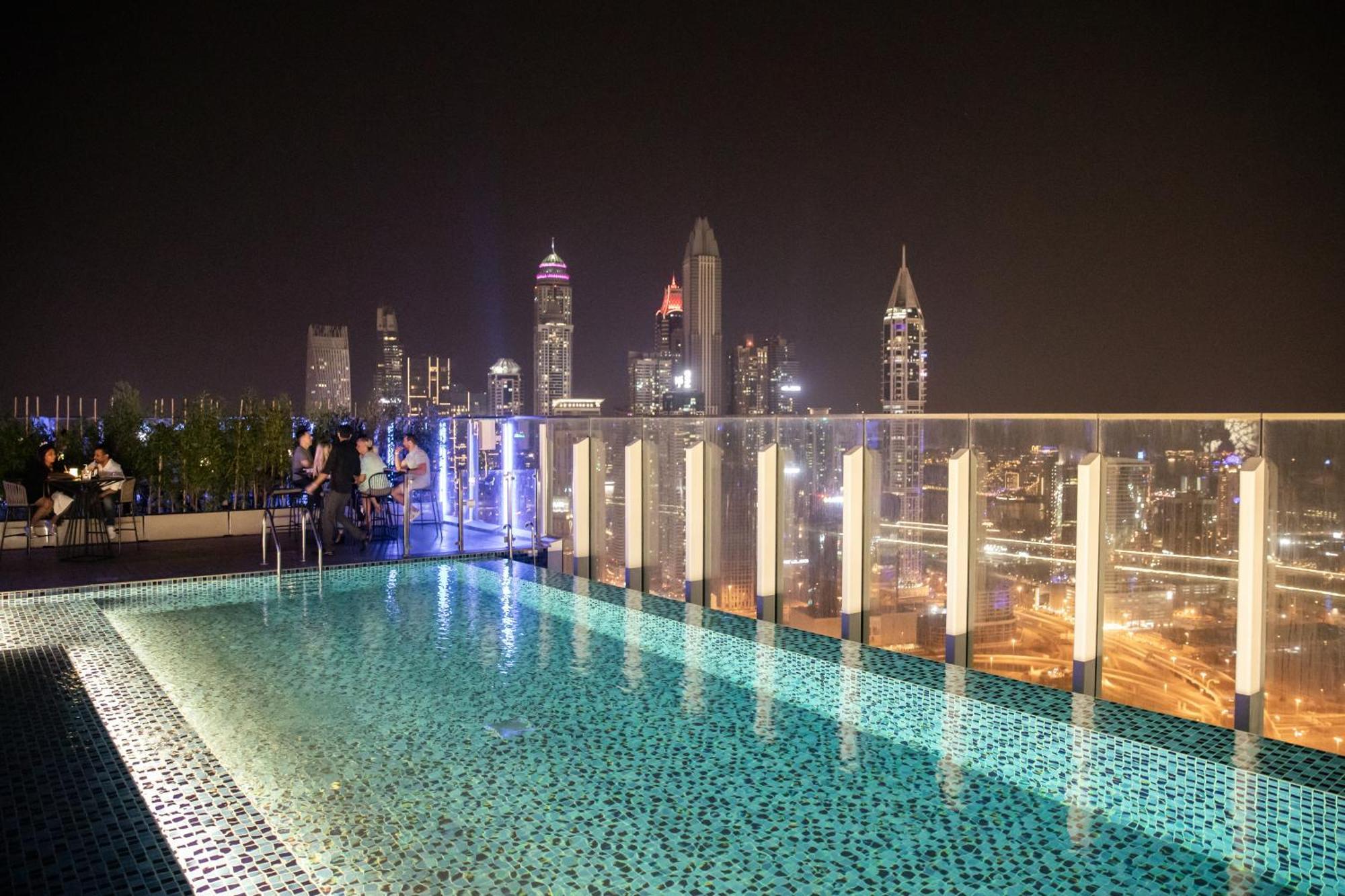 Taj Jumeirah Lakes Towers Hotel Dubai Exterior photo