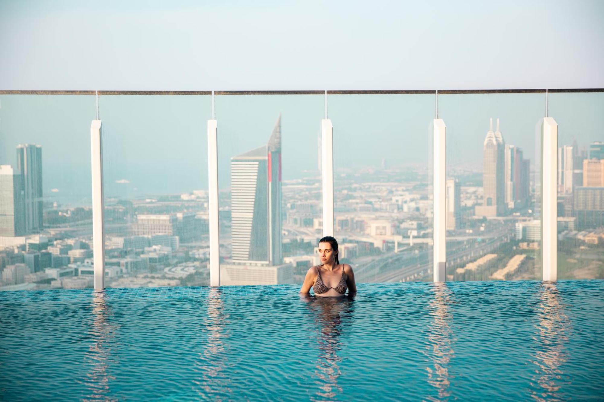 Taj Jumeirah Lakes Towers Hotel Dubai Exterior photo