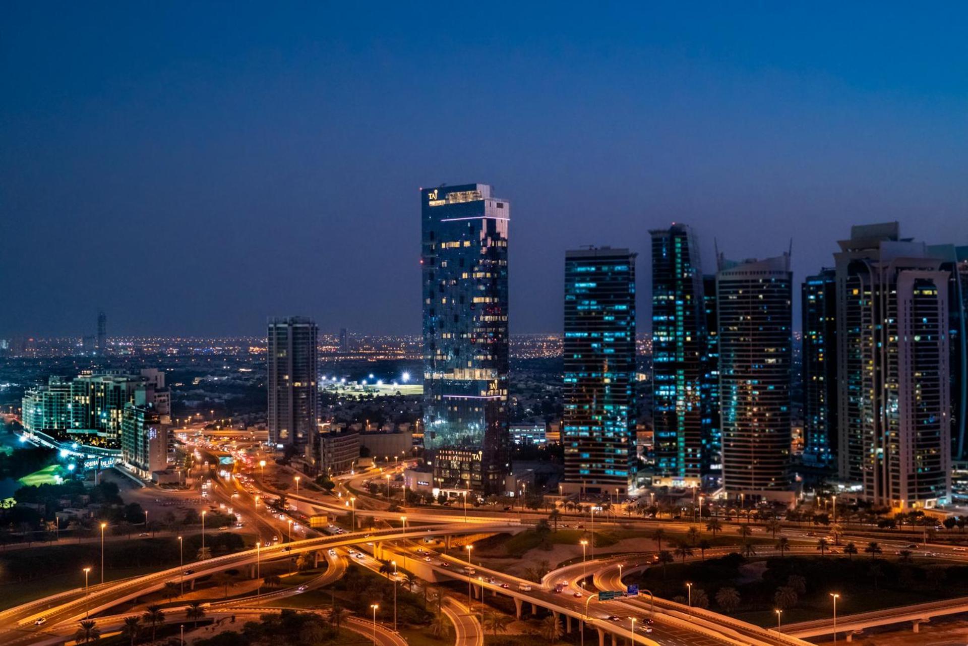 Taj Jumeirah Lakes Towers Hotel Dubai Exterior photo